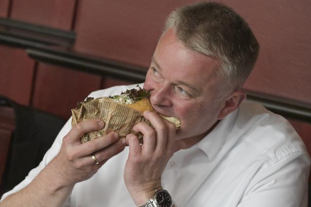 08 September 2026, Mecklenburg-Western Pomerania, Stralsund: Minister President of Rhineland-Palatinate Gordon Schnieder takes a bite out of a fish sandwich during his visit to a restaurant at the Christian Democratic Union of Germany (CDU) campaign event. Photo: Stefan Sauer/dpa