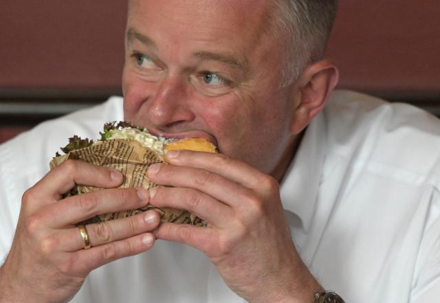 08 September 2026, Mecklenburg-Western Pomerania, Stralsund: Minister President of Rhineland-Palatinate Gordon Schnieder takes a bite out of a fish sandwich during his visit to a restaurant at the Christian Democratic Union of Germany (CDU) campaign event. Photo: Stefan Sauer/dpa