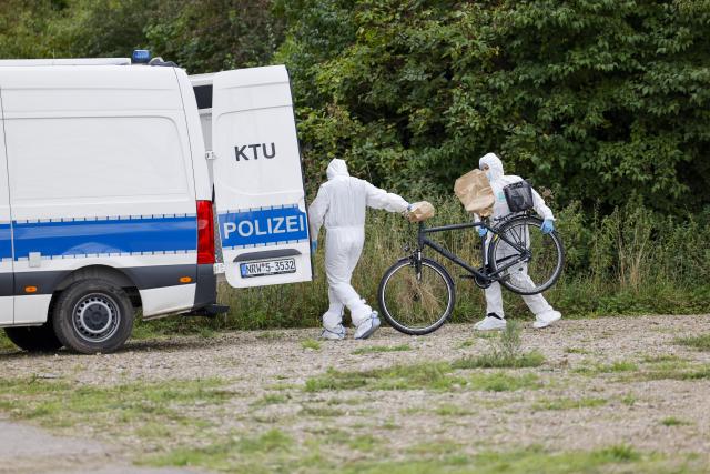 08 September 2026, North Rhine-Westphalia, Eschweiler: German Police forensic investigators load a bicycle into their vehicle as potential evidence. The police had previously arrested the suspect in connection with acts of sabotage against power facilities. Photo: Thomas Banneyer/dpa