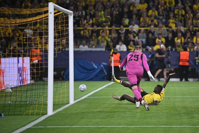 08 September 2026, North Rhine-Westphalia, Dortmund: Borussia Dortmund's Serhou Guirassy (R) in action against Villarreal  goalkeeper Peter Gulacsi during the UEFA Champions League group stage soccer match between Borussia Dortmund and Villarreal CF at Signal Iduna Park. Photo: Bernd Thissen/dpa