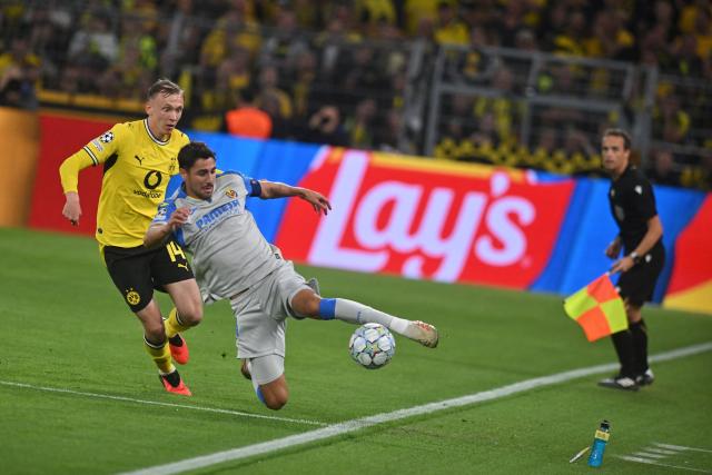 08 September 2026, North Rhine-Westphalia, Dortmund: Villarreal's Santi Comesana (R) and Borussia Dortmund's Maximilian Beier battle for the ball during the UEFA Champions League group stage soccer match between Borussia Dortmund and Villarreal CF at Signal Iduna Park. Photo: Bernd Thissen/dpa