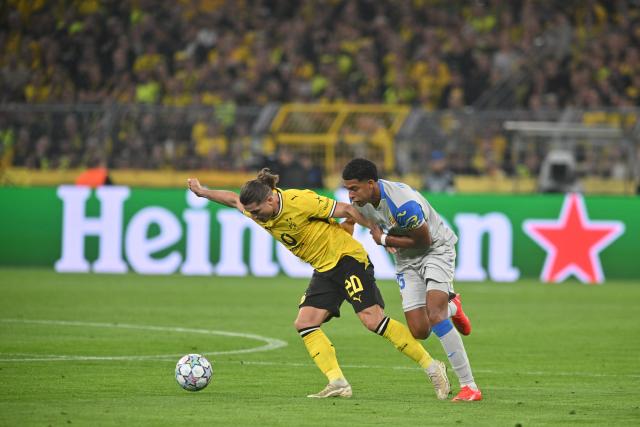 08 September 2026, North Rhine-Westphalia, Dortmund: Villarreal's Santiago Mourino (R) and Borussia Dortmund's Marcel Sabitzer battle for the ball during the UEFA Champions League group stage soccer match between Borussia Dortmund and Villarreal CF at Signal Iduna Park. Photo: Bernd Thissen/dpa