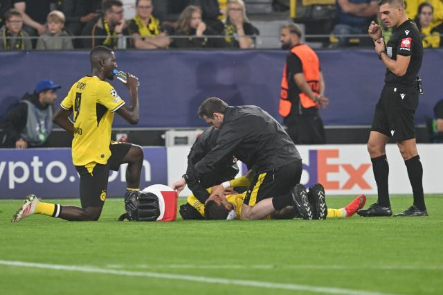 08 September 2026, North Rhine-Westphalia, Dortmund: Borussia Dortmund's Konstantinos Karetsas (2nd L) receives medical treatment during the UEFA Champions League group stage soccer match between Borussia Dortmund and Villarreal CF at Signal Iduna Park. Photo: Bernd Thissen/dpa