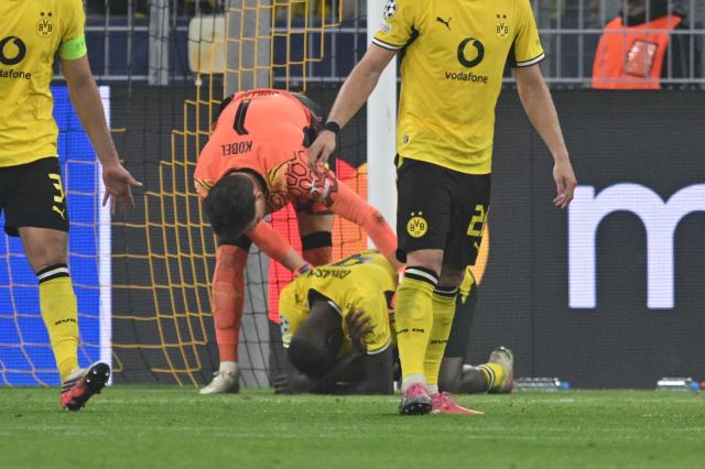 08 September 2026, North Rhine-Westphalia, Dortmund: Borussia Dortmund's Serhou Guirassy (2nd R) is consoled by goalkeeper Gregor Kobel after scoring an own goal during the UEFA Champions League group stage soccer match between Borussia Dortmund and Villarreal CF at Signal Iduna Park. Photo: Bernd Thissen/dpa