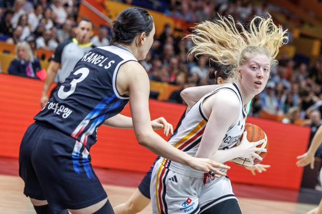 08 September 2026, Berlin: Germany's Frieda Buehner (R) battles South Korea's Leeseul Kang for the ball during the FIBA Women's Basketball World Cup match between Germany and South Korea. Photo: Andreas Gora/dpa