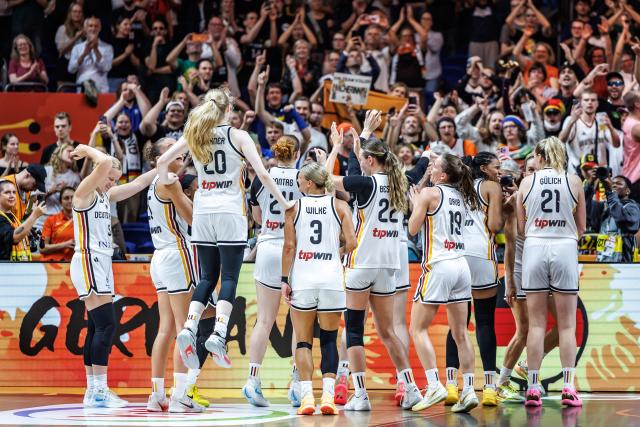 08 September 2026, Berlin: Germany players celebrates the victory with fans after the FIBA Women's Basketball World Cup match between Germany and South Korea. Photo: Andreas Gora/dpa