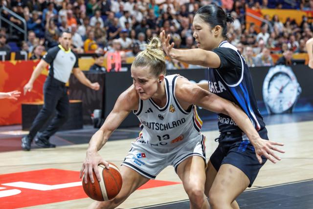 08 September 2026, Berlin: Germany's Leonie Fiebich (L) battles South Korea's Jihyun Park for the ball during the FIBA Women's Basketball World Cup match between Germany and South Korea. Photo: Andreas Gora/dpa