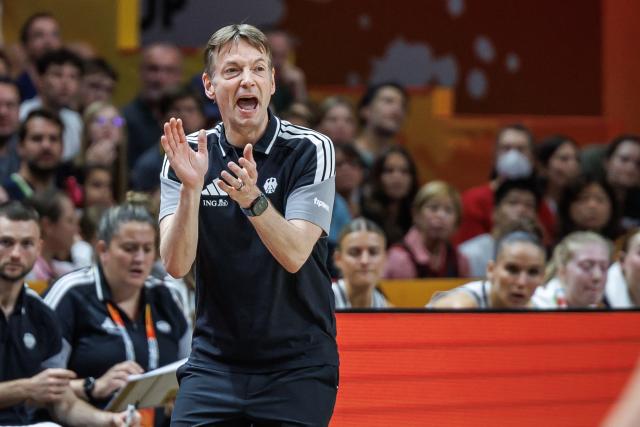 08 September 2026, Berlin: Germany coach Olaf Lange gestures on the sidelines during the FIBA Women's Basketball World Cup match between Germany and South Korea. Photo: Andreas Gora/dpa