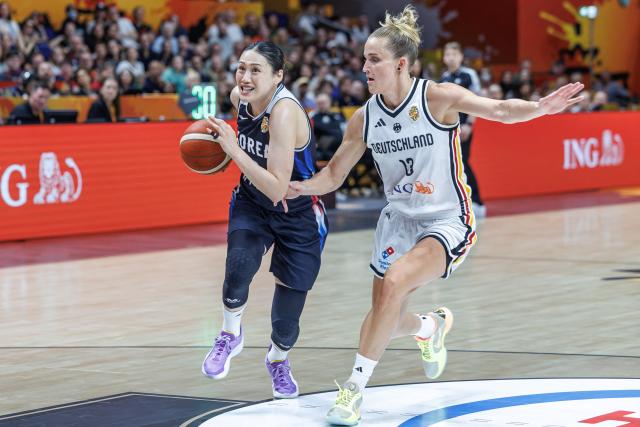 08 September 2026, Berlin: Germany's Leonie Fiebich (R) battles South Korea's Leeseul Kang for the ball during the FIBA Women's Basketball World Cup match between Germany and South Korea. Photo: Andreas Gora/dpa