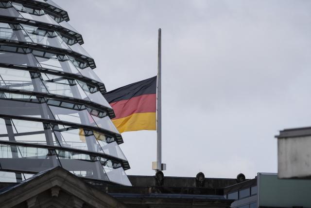 09 September 2026, Berlin: The German flag flies at half-mast above the Reichstag on the occasion of the state funeral of the late King Harald V of Norway. Photo: Christoph Soeder/dpa