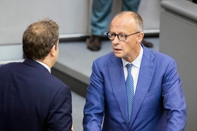 09 September 2026, Berlin: Germany's Chancellor Friedrich Merz (R) and Lars Klingbeil, Germany's Minister of Finance and co-chair of the Social Democratic Party (SPD), speak with each other before the general debate during budget deliberations in the German Bundestag. Photo: Christoph Soeder/dpa