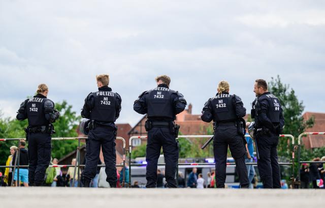 09 September 2026, Lower Saxony, Bleckede: Police officers line up in front of protesters to provide security for an Alternative for Germany (AfD) campaign event. Photo: Philipp Schulze/dpa