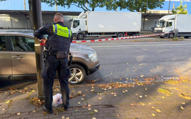 09 September 2026, Hamburg: Police cordoned off Ploener Strasse in Hamburg-Altona with caution tape, where a World War II-era bomb has been discovered along a major railroad line in northwest Hamburg. Photo: Bodo Marks/dpa