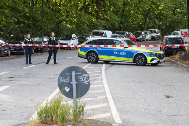 09 September 2026, Hamburg: Police cordoned off Ploener Strasse in Hamburg-Altona with caution tape, where a World War II-era bomb has been discovered along a major railroad line in northwest Hamburg. Photo: Bodo Marks/dpa