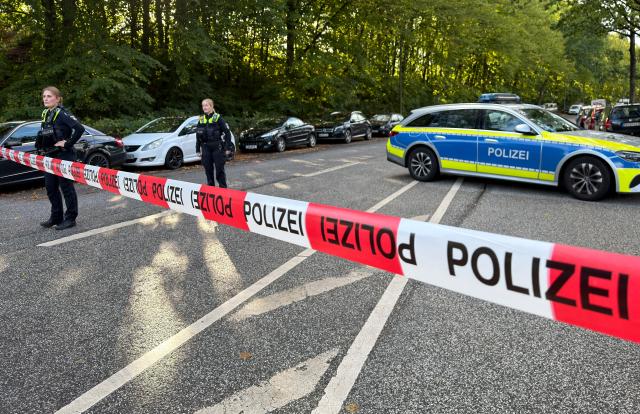 09 September 2026, Hamburg: Police cordoned off Ploener Strasse in Hamburg-Altona with caution tape, where a World War II-era bomb has been discovered along a major railroad line in northwest Hamburg. Photo: Bodo Marks/dpa