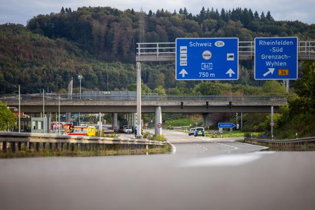 09 September 2026, Baden-Wuerttemberg, Rheinfelden: The empty A861 highway-which is completely closed-can be seen near Rheinfelden, while the border crossing into Switzerland is visible in the background. Following a suspected discovery of explosives during a vehicle inspection, the border with Switzerland at the Rheinfelden-Autobahn border crossing has been closed in both directions. Photo: Philipp von Ditfurth/dpa