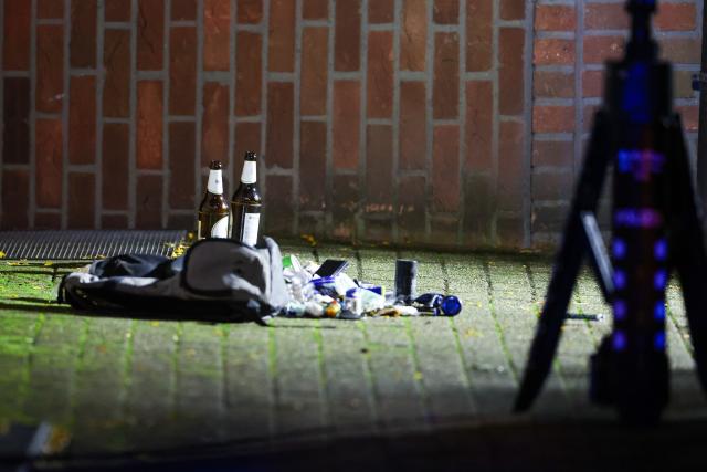 09 September 2026, North Rhine-Westphalia, Meerbusch: Two beer bottles, a backpack, and small items believed to belong to the man who was shot are lying in the cordoned-off area of the crime scene. Police fired their weapons during an operation in Meerbusch, near Duesseldorf. Photo: Christoph Reichwein/dpa