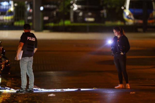 09 September 2026, North Rhine-Westphalia, Meerbusch: Detectives from the Criminal Investigation Division at the scene, where a man was shot by a police officer. A police officer fired his weapon during a police operation in Meerbusch, near Duesseldorf. Photo: Christoph Reichwein/dpa