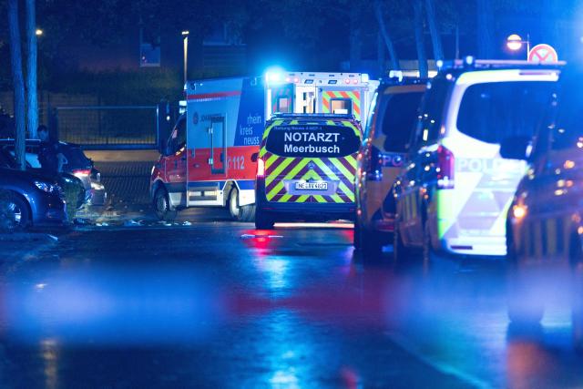 09 September 2026, North Rhine-Westphalia, Meerbusch: Emergency responders park in the immediate vicinity of the Meerbusch police station, where a man was shot by a police officer. A police officer fired his weapon during a police operation in Meerbusch, near Duesseldorf. Photo: Jan Ohmen/dpa