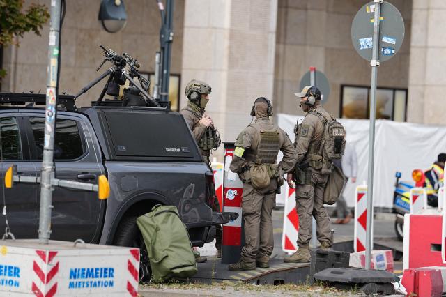 10 September 2026, Berlin: Police special forces secure the hotel as part of security measures for the state visit by the President of the United Arab Emirates. Photo: Kay Nietfeld/dpa