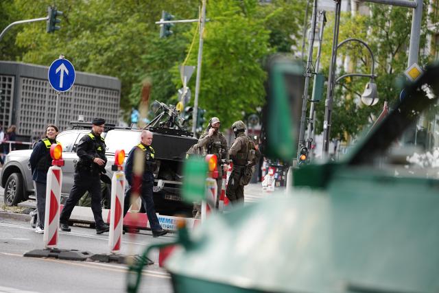 10 September 2026, Berlin: Police special forces secure the hotel as part of security measures for the state visit of the President of the United Arab Emirates. Photo: Kay Nietfeld/dpa
