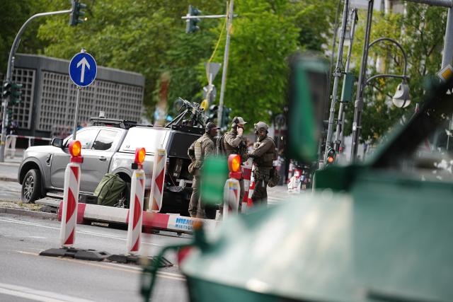 10 September 2026, Berlin: Police special forces secure the hotel as part of security measures for the state visit by the President of the United Arab Emirates. Photo: Kay Nietfeld/dpa
