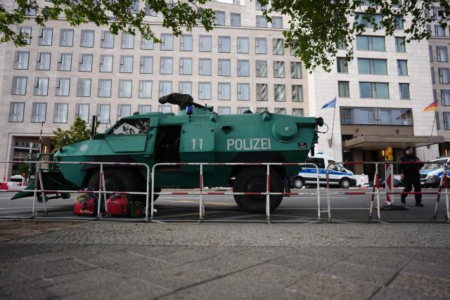 10 September 2026, Berlin: Barricades and a police snowplough are deployed to secure the area around the hotel ahead of the state visit by the President of the United Arab Emirates. Photo: Kay Nietfeld/dpa