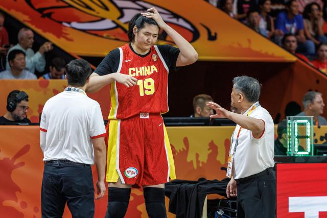 FILED - 07 September 2026, Berlin: FILE PHOTO - China's head coach Gong Luming talks with China's Zhang Ziyu (L) during the Women's Basketball World Championship Group D match between Italy and China. Photo: Andreas Gora/dpa