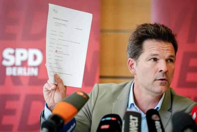 10 September 2026, Berlin: Steffen Krach, the lead candidate in the Berlin House of Representatives election, holds a press conference at the Berlin SPD headquarters, the Kurt Schumacher House, following reports of an investigation into him. During the press conference, Krach presents a bank statement documenting the refund of a donation. Photo: Kay Nietfeld/dpa