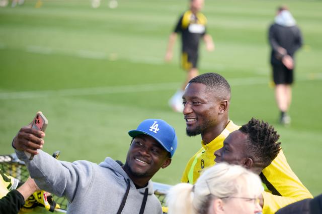 10 September 2026, North Rhine-Westphalia, Dortmund: Borussia Dortmund's Serhou Guirassy poses for a selfie with fans on the sidelines of an open training session. Photo: Bernd Thissen/dpa