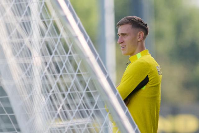 10 September 2026, North Rhine-Westphalia, Dortmund: Borussia Dortmund's Nico Schlotterbeck watches the practice after participating in a running drill and signing autographs for fans. Photo: Bernd Thissen/dpa