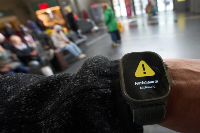 FILED - 12 March 2026, Rhineland-Palatinate, Koblenz: FILE PHOTO - A warning message is displayed on a smartwatch during the nationwide Warning Day, when a central test alert is sent through warning apps. Rhineland-Palatinate is conducting a statewide emergency drill, sending alerts through its warning systems. Photo: Thomas Frey/dpa