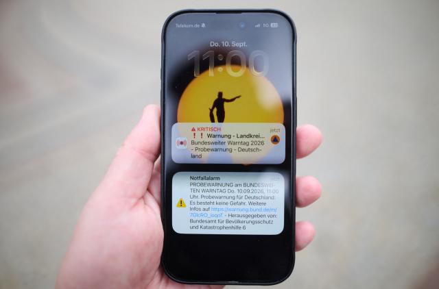 10 September 2026, Saxony, Dresden: A test alert is displayed on a smartphone as part of the nationwide Warning Day, which tests Germany's emergency warning systems. The initiative aims to determine how many people would receive warnings about potential dangers in the event of an emergency. Photo: Robert Michael/dpa