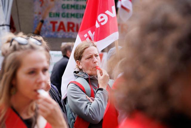 10 September 2026, Berlin: Employees of Unionhilfswerk take part in a rally outside the House of Representatives during a three-day warning strike over a collective bargaining dispute. Photo: Carsten Koall/dpa