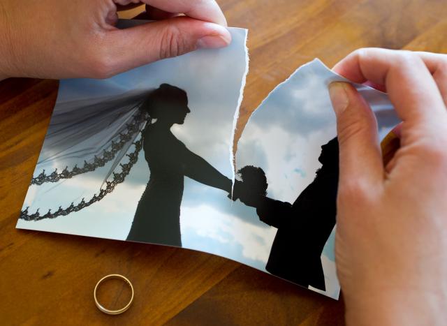 FILED - 05 October 2011, Brandenburg, Frankfurt (oder): FILE PHOTO - A woman tears up her wedding photo. Photo: Patrick Pleul/dpa