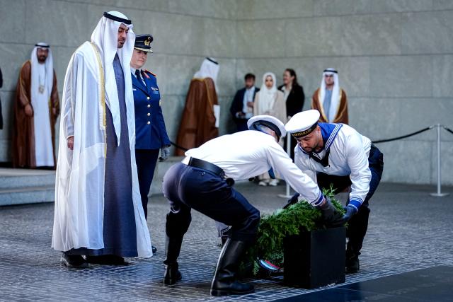 10 September 2026, Berlin: The President of the United Arab Emirates, Sheikh Mohamed bin Zayed Al Nahyan, lays a wreath at the Neue Wache alongside Colonel General Nicole Schilling, Deputy Inspector General of the German Armed Forces (Bundeswehr). Photo: Kay Nietfeld/dpa