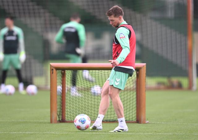 FILED - 07 July 2025, Bremen: FILE PHOTO - Werder Bremen's Mitchell Weiser kicks the ball during the Bremen's first training session of the season. Photo: Carmen Jaspersen/dpa