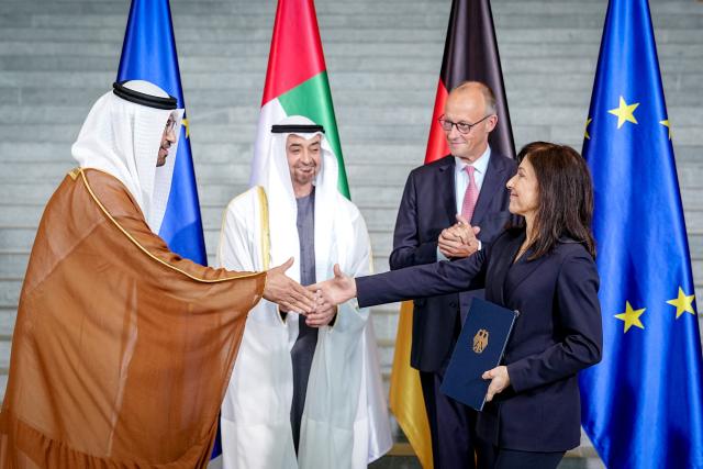 10 September 2026, Berlin: President of the United Arab Emirates Sheikh Mohamed bin Zayed Al Nahyan (2nd L) and German Chancellor Friedrich Merz attend the signing ceremony for letters of intent between UAE Minister of Industry and Advanced Technology Sultan bin Ahmad Sultan Al Jaber (L) and German Minister for Economic Affairs and Energy Katherina Reiche (R) at the Federal Chancellery. Photo: Kay Nietfeld/dpa