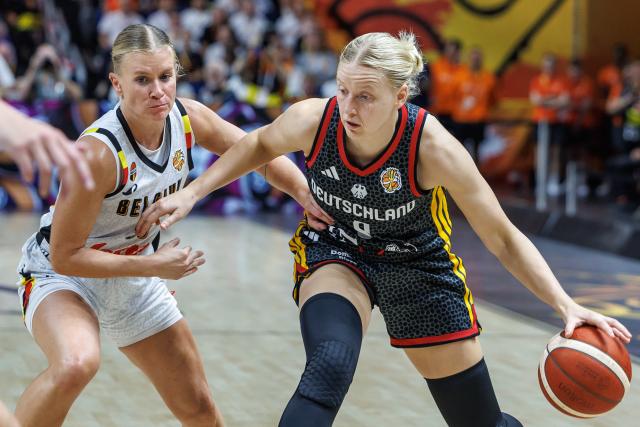 10 September 2026, Berlin: Belgium's Julie Vanloo (L) battles Germany's Emma Eichmeyer for the ball during the FIBA Women's Basketball World Cup quarterfinal match between Belgium and Germany. Photo: Andreas Gora/dpa
