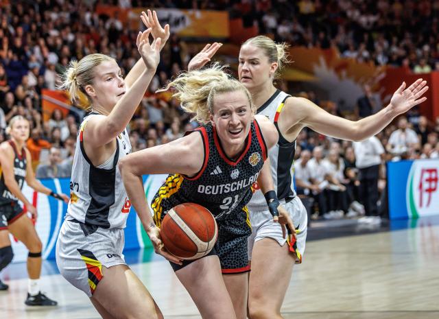 10 September 2026, Berlin: Germany's Marie Guelich (C) battles for the ball against Belgium's Nastja Claessens (L) and Becky Massey during the FIBA Women's Basketball World Cup quarterfinal match between Belgium and Germany. Photo: Andreas Gora/dpa