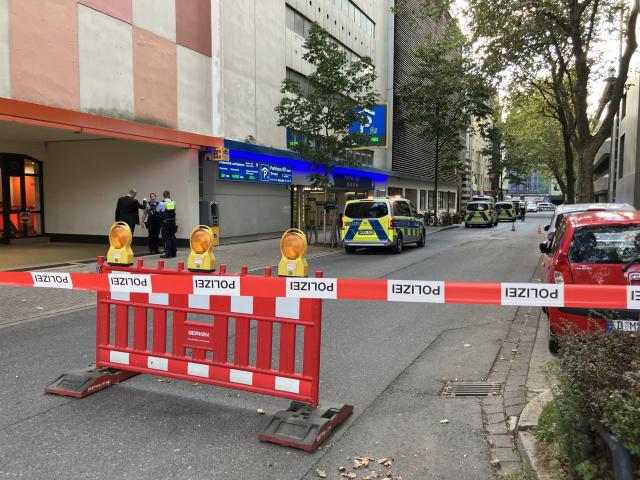 10 September 2026, North Rhine-Westphalia, Duesseldorf: Police emergency vehicles are parked behind a barrier. According to police reports, there is an unclear security situation at the Ukrainian Consulate General in Duesseldorf. Photo: Frank Christiansen/dpa