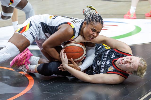 10 September 2026, Berlin: Belgium's Maxuella Lisowa-Mbaka (L) battles Germany's Emma Eichmeyer for the ball during the FIBA Women's Basketball World Cup quarterfinal match between Belgium and Germany. Photo: Andreas Gora/dpa