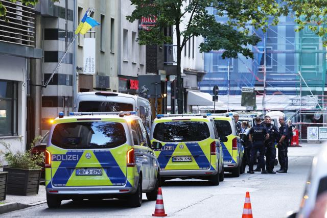 10 September 2026, North Rhine-Westphalia, Duesseldorf: Police officers stand in front of the Ukrainian Consulate General during a police operation. According to police reports, there is an unclear security situation at the Ukrainian Consulate General in Duesseldorf. Photo: David Young/dpa