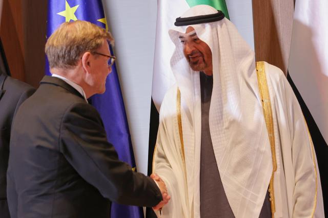 10 September 2026, Berlin: President of the United Arab Emirates Sheikh Mohamed bin Zayed Al Nahyan (R) welcomes German Foreign Minister Johann Wadephul for a gala dinner at the Federal President's official residence at Spreebogen (Amtsitz am Spreebogen) in Berlin. Photo: Michele Tantussi/POOL AP/dpa