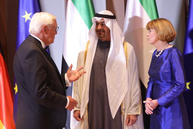 10 September 2026, Berlin: German Federal President Frank-Walter Steinmeier (L) and his wife Elke Buedenbender talk with President of the United Arab Emirates Sheikh Mohamed bin Zayed Al Nahyan before a gala dinner at the Federal President's official residence at Spreebogen (Amtsitz am Spreebogen) in Berlin. Photo: Michele Tantussi/POOL AP/dpa