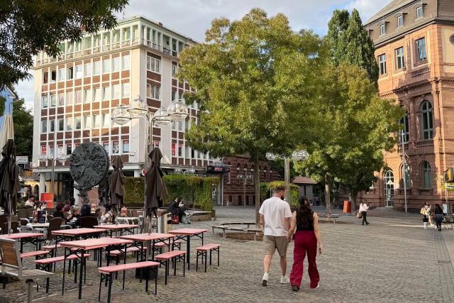 10 September 2026, Rheinland-Pfalz, Worms: People walk across the Obermarkt. An earthquake shook the region on the border between Baden-Württemberg and Rhineland-Palatinate. Photo: Valeria Nickel/dpa