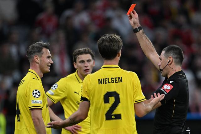 10 September 2026, Bavaria, Munich: Slovenian referee Rade Obrenovic shows Bodo/Glimt's Odin Bjoertuft a red card during the UEFA Champions League group stage soccer match between Bayern Munich and FK Bodo/Glimt at Allianz Arena. Photo: Sven Hoppe/dpa