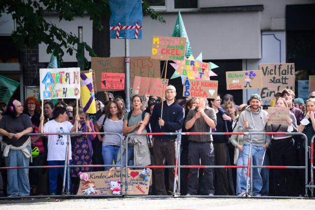 12 September 2026, Berlin: Counter-protesters gather at an AfD campaign rally in Berlin-Charlottenburg. Elections for the Berlin House of Representatives take place on 20 September 2026. Photo: Bernd von Jutrczenka/dpa