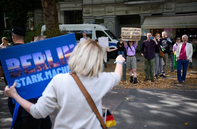12 September 2026, Berlin: AfD supporters and counter-protesters face off at an AfD campaign rally in Berlin-Charlottenburg. Elections for the Berlin House of Representatives take place on 20 September 2026. Photo: Bernd von Jutrczenka/dpa