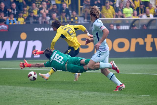 12 September 2026, North Rhine-Westphalia, Dortmund: Borussia Dortmund's Fabio Silva (C) scores his side's first goal during the German Bundesliga soccer match between Borussia Dortmund and SC Paderborn  at Signal Iduna Park. Photo: Bernd Thissen/dpa - WICHTIGER HINWEIS: Gemäß den Vorgaben der Bundesliga bzw. des DFB Deutscher Fußball-Bund ist es untersagt, in dem Stadion und/oder vom Spiel angefertigte Fotoaufnahmen in Form von Sequenzbildern und/oder videoähnlichen Fotostrecken zu verwerten bzw. verwerten zu lassen.